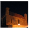 Zamek główny w nocy widziany od południowego zachodu.