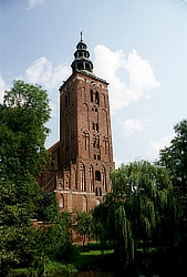 Foto: Das Westportal der Kirche mit Turm